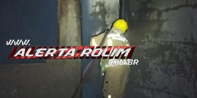 Quarto em residência no Jardim dos Lagos foi destruído por incêndio durante a madrugada em Rolim de Moura