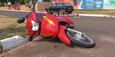 Mulher foi socorrida inconsciente após ter moto atingida por carro em Rolim de Moura; Esse foi o segundo acidente do dia  