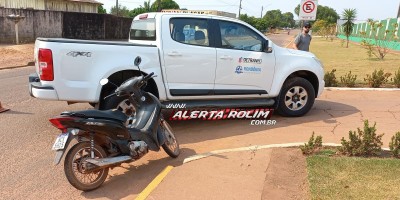 No terceiro acidente de trânsito do dia, motociclista bateu na caminhonete do DETRAN em Rolim de Moura