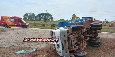 Caminhão carregado com areia tombou na RO 383 nesta manhã em Rolim de Moura