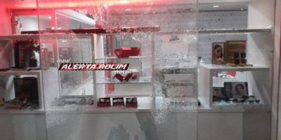 Criminosos quebraram vidraça de relojoaria e furtaram vários relógios durante a madrugada em Rolim de Moura 