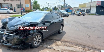Colisão entre dois carros foi registrada nesta tarde em Rolim de Moura