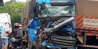 Acidente entre quatro carretas e um veículo deixa sete pessoas feridas na BR-070 em Cuiabá