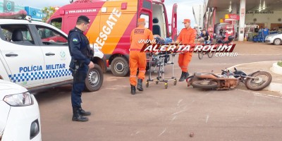 Adolescente que conduzia moto foi socorrida após colisão com carro neste sábado em Rolim de Moura