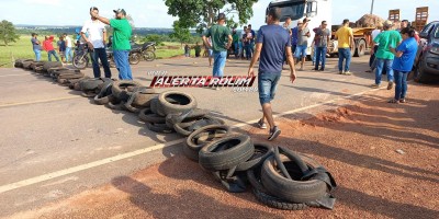 Manifestantes bloquearam RO 479 em Rolim de Moura 