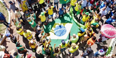 Manifestantes se concentraram em frente à Igreja Matriz nesta manhã em Rolim de Moura; Veja o vídeo