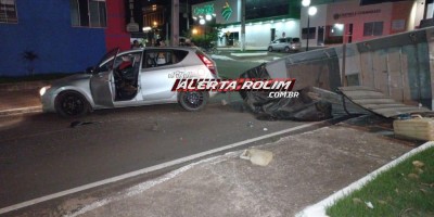 Acidente envolvendo dois carros e um barco foi registrado no Centro de Rolim de Moura; Motorista com sinais de embriaguez tentou fugir do local