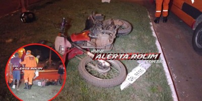 Após deixar motociclista ferido, motorista de carro se evadiu, mas placa do veículo ficou no local do acidente na noite de terça-feira em Rolim de Moura 