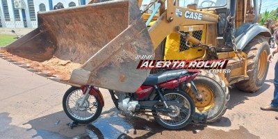 Motociclista ficou ferido após colisão com retroescavadeira neste sábado em Rolim de Moura