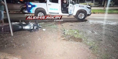 Após avançar via preferencial, bater em moto, motorista se evadiu, mas placa do carro ficou no local do acidente em Rolim de Moura 