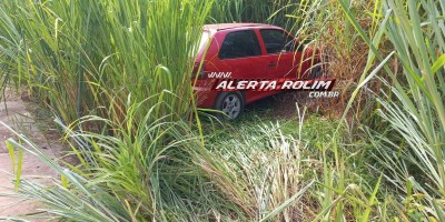 Motorista abandonou veículo após bater em caminhão estacionado no bairro Cidade Alta