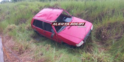 Carro capotou após aquaplanagem na RO 383 nesta tarde em Rolim de Moura; Vídeo