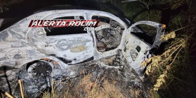 Táxi que saiu de Porto Velho foi destruído por incêndio após capotar próximo à Capa Zero; Cinco Pessoas foram socorridas  