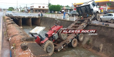 Caminhão carregado com trator caiu dentro de galeria nesta manhã de sexta-feira em Rolim de Moura