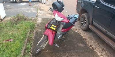 Mulher foi socorrida após bater moto em traseira de caminhonete estacionada nesta sexta-feira em Rolim de Moura
