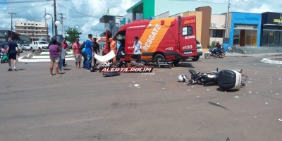 Duas motos foram atingidas por caminhonete e uma das vítimas ficou em estado grave nesta tarde em Rolim de Moura