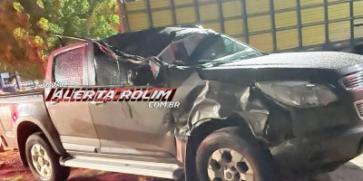 Condutor inabilitado bateu caminhonete na traseira de caminhão estacionado em Rolim de Moura