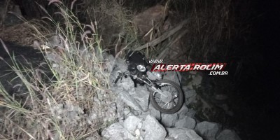 Adolescentes caíram com moto em ribanceira na RO 383 em Rolim de Moura