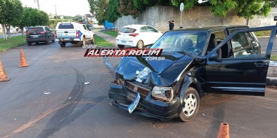 Acidente de trânsito envolvendo dois carros foi registrado no Centro de Rolim de Moura