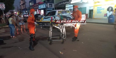Motociclista foi socorrido pelos bombeiros após bater na traseira de caminhonete em Rolim de Moura