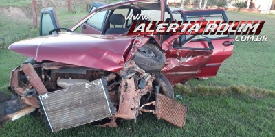 Violenta colisão frontal entre dois carros foi registrada neste domingo na RO 383 em Santa Luzia do Oeste