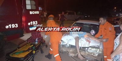 Após ter sua pista invadida, motociclista foi parar em cima de capô de carro e teve sua perna fraturada nesta noite em Rolim de Moura 