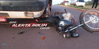 Após desviar de cachorro, condutora de moto foi parar embaixo de caminhão nesta terça-feira em Rolim de Moura