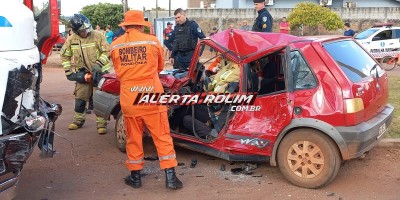 Mulher ficou presa entre as ferragens após ter seu carro atingido por caminhão em Rolim de Moura