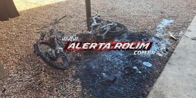 Criminosos armados invadiram residência no Jequitibá, trancaram vítimas no banheiro e  incendiaram Biz que pretendiam roubar nesta tarde, em Rolim de Moura 
