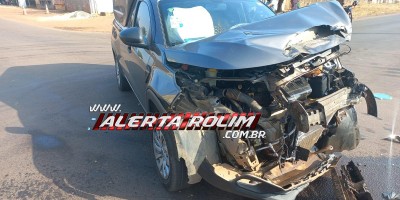 Carro ficou com a frente destruída ao bater em caminhão nesta manhã em Rolim de Moura