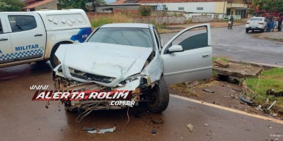 Colisão entre dois carros foi registrada no domingo no bairro Planalto em Rolim de Moura 