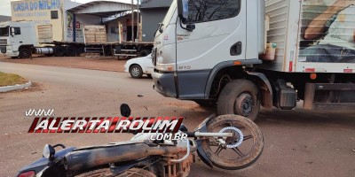 Terceiro acidente do dia envolveu caminhão e motocicleta e deixou mulher ferida no bairro Cidade Alta em Rolim de Moura