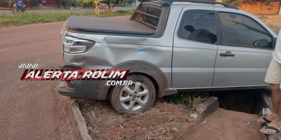 No terceiro acidente do dia, carro foi atingido por ônibus no bairro São Cristóvão em Rolim de Moura