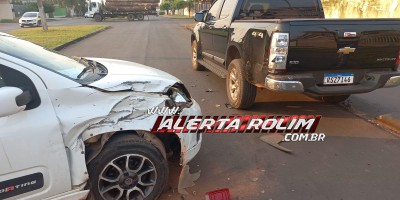 No terceiro acidente do dia, motorista de Uno bateu em caminhonete estacionada no Centro de Rolim de Moura