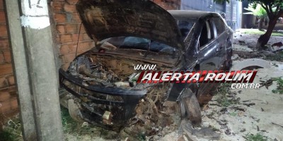 Acidente de trânsito envolvendo carro e moto foi registrado no bairro Cidade Alta em Rolim de Moura