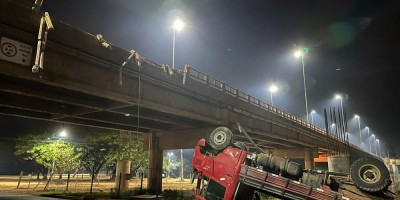 Caminhão despencou da ponte do Rio Jaru