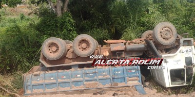 Caminhão caçamba capotou nesta manhã em Santa Luzia do Oeste 