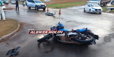 Mototaxista e passageira foram socorridos após serem atingidos por carro no Centro de Rolim de Moura