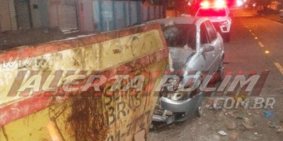 Durante a madrugada, motorista bateu carro em caçamba para entulho que estava na via, em Rolim de Moura 