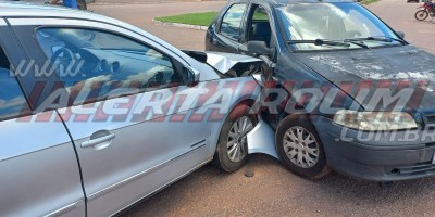 Colisão entre dois carros foi registrada no cruzamento das Avenidas Norte Sul e São Paulo, em Rolim de Moura