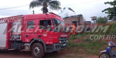 Incêndio criminoso destruiu residência no bairro Bom Jardim, em Rolim de Moura