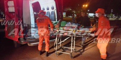 Pai e filha foram socorridos após terem moto atingida por carro no Centro de Rolim de Moura