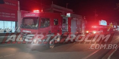 Ação rápida do Corpo de Bombeiros evitou que vidraçaria fosse consumida por incêndio nesta noite, em Rolim de Moura 