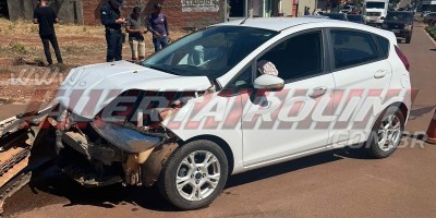 Colisão entre dois carros foi registrada nesta manhã no Centro de Rolim de Moura
