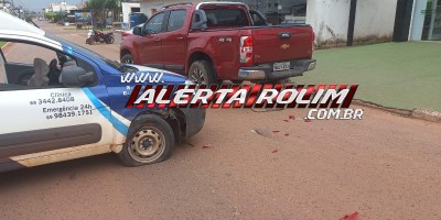 Motorista bateu carro na traseira de caminhonete estacionada, em Rolim de Moura; veja o vídeo da colisão 
