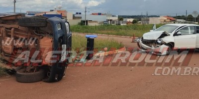 Caminhonete capotou em acidente de trânsito nesta tarde no Jequitibá, em Rolim de Moura 