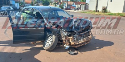 Motorista de carro foi socorrida inconsciente após atingir caminhão caçamba nesta manhã, em Rolim de Moura