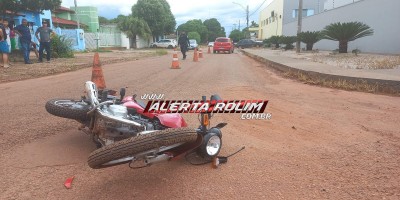 Motociclista ficou ferido ao cruzar preferencial e colidir em carro que estava na contramão no bairro Cidade Alta, em Rolim de Moura