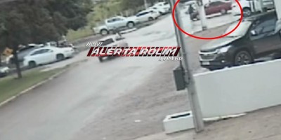 Veja o vídeo - Ciclista fraturou a perna ao ser atingida por carro no Centro de Rolim de Moura