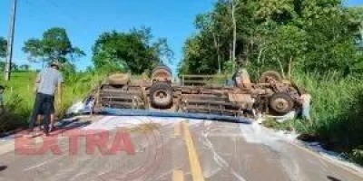 Caminhão tomba e bloqueia BR-435 próximo a Colorado
